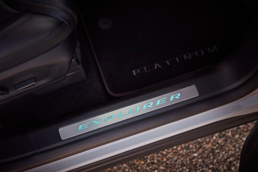 Детали интерьера Ford Explorer Platinum 2019 года  (фото 13 из 17)